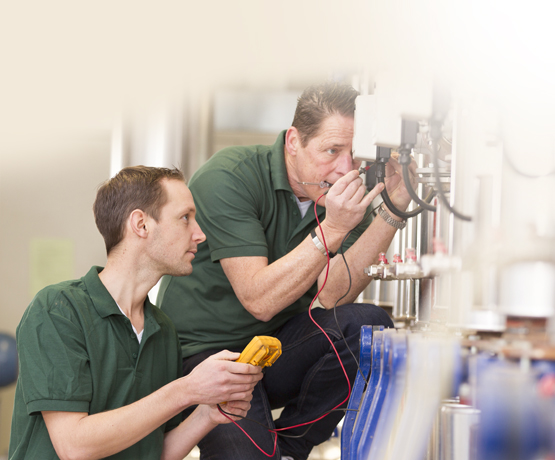 Techniker prüfen Anlage